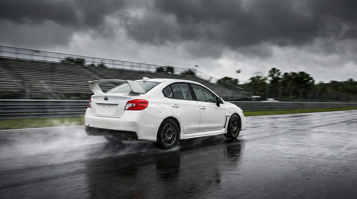 蜜桃传媒轿车性能改装视频